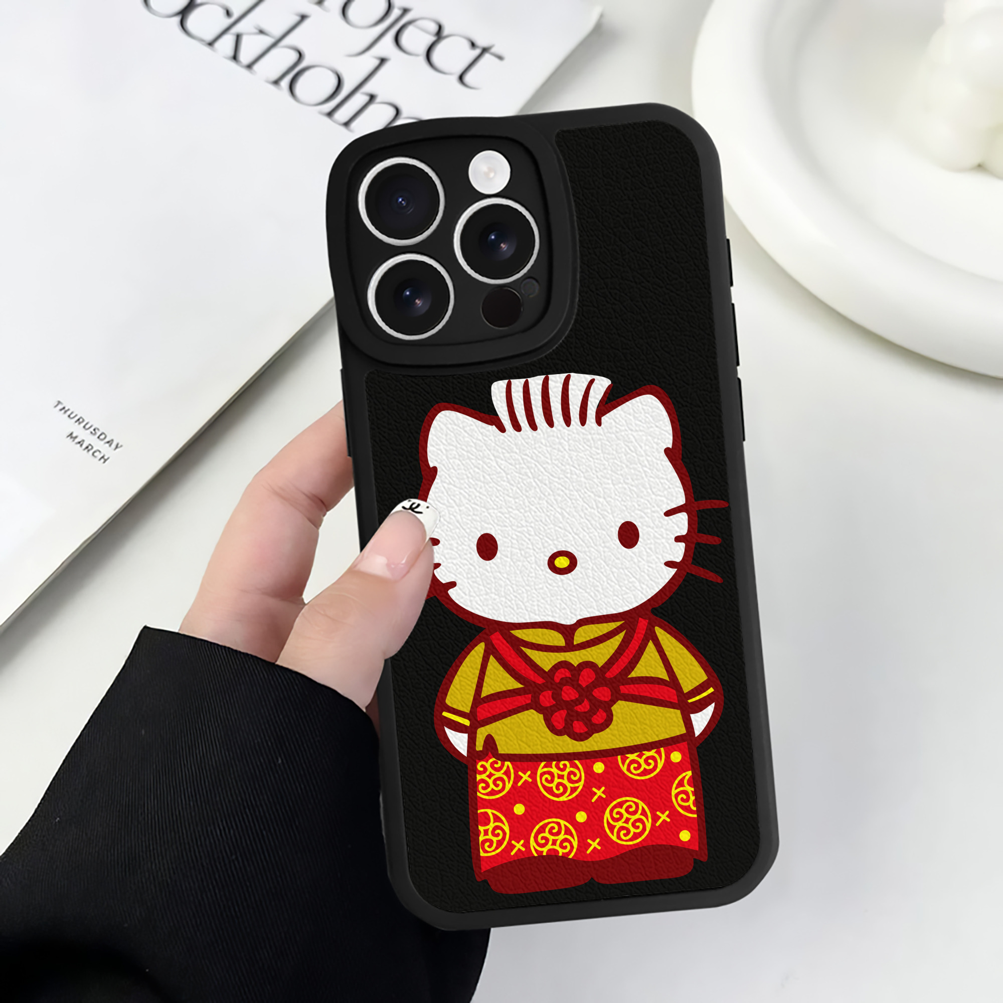 （画像用） Hello Kitty ハローキティ 【iPhone 16シリーズ対応】シリコンスマホケース（レザー調） 材質：シリコン